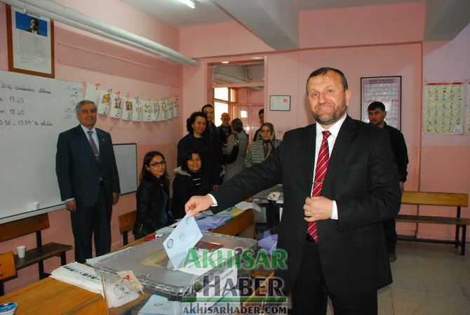 Akhisar’da Başkan Adayları Oylarını Kullandı